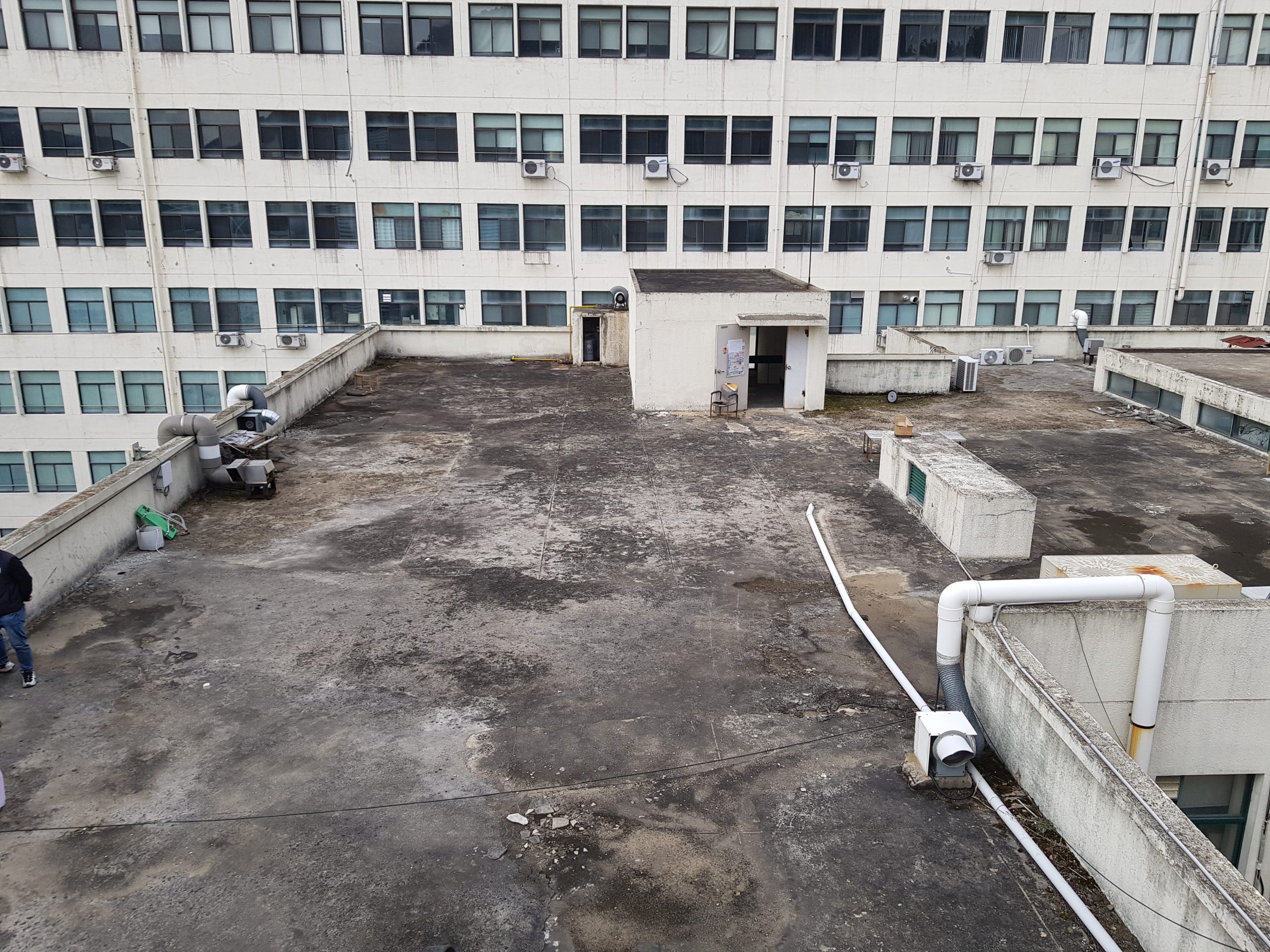 동아대학교 승학캠퍼스 공과대학 3호관 콘크리트 옥상 TPO 시트방수 시공 사진 1