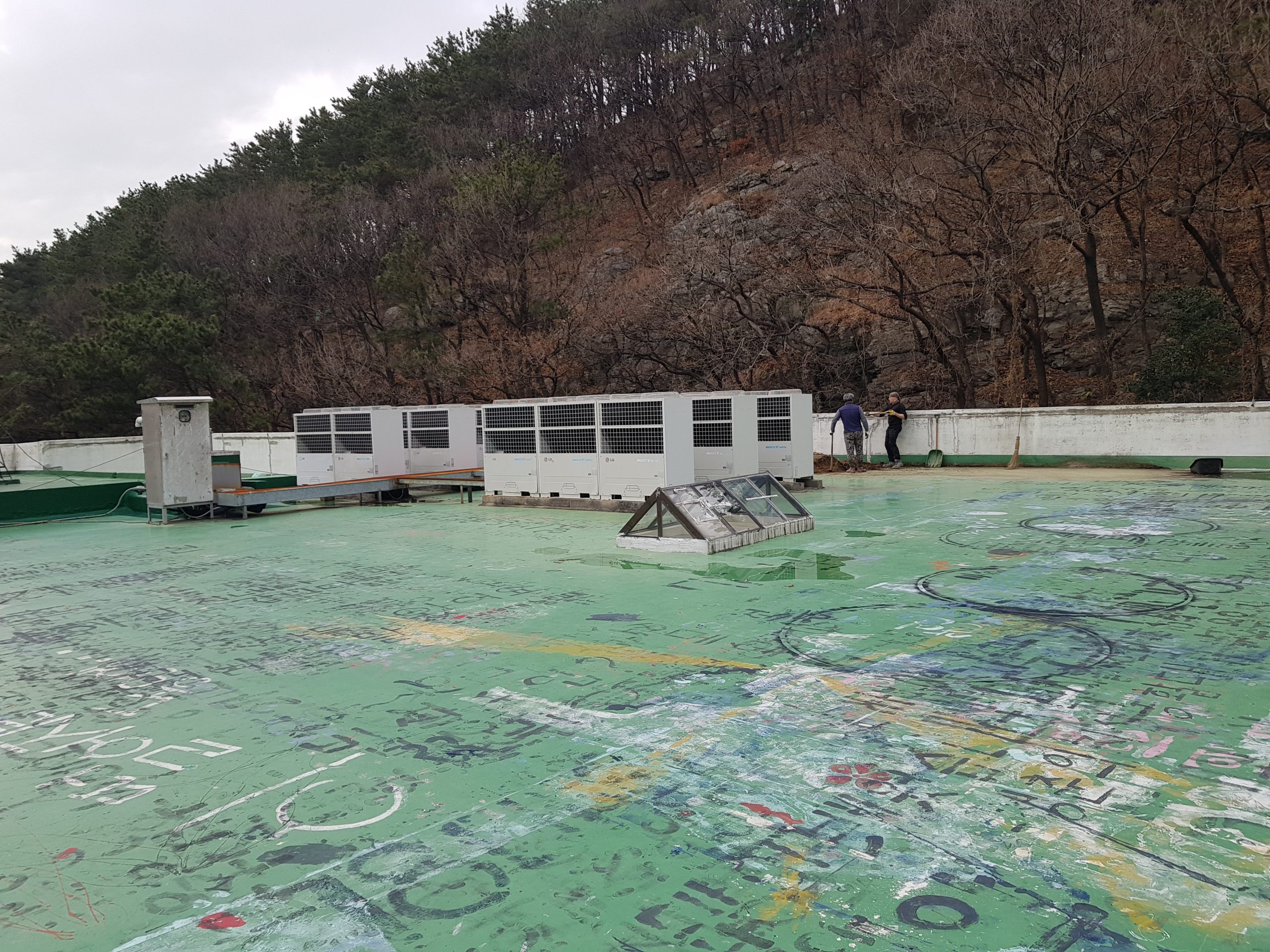동아대학교 승학캠퍼스 학생회관 콘크리트 옥상 TPO 시트방수 시공 사진 1