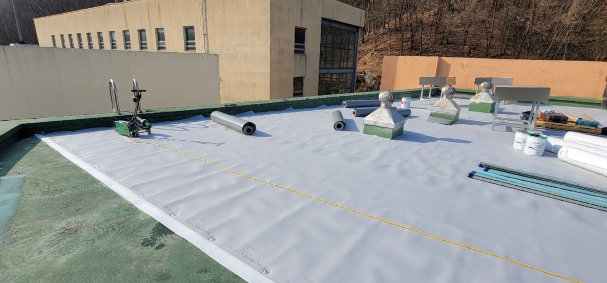 명지대학교 자연캠퍼스 디자인조형센터 콘크리트 옥상 TPO 시트방수 시공 사진 3