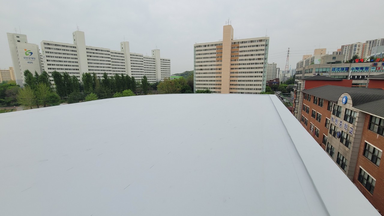 녹천중학교 강당 판넬 지붕 TPO 시트방수 시공 사진 1