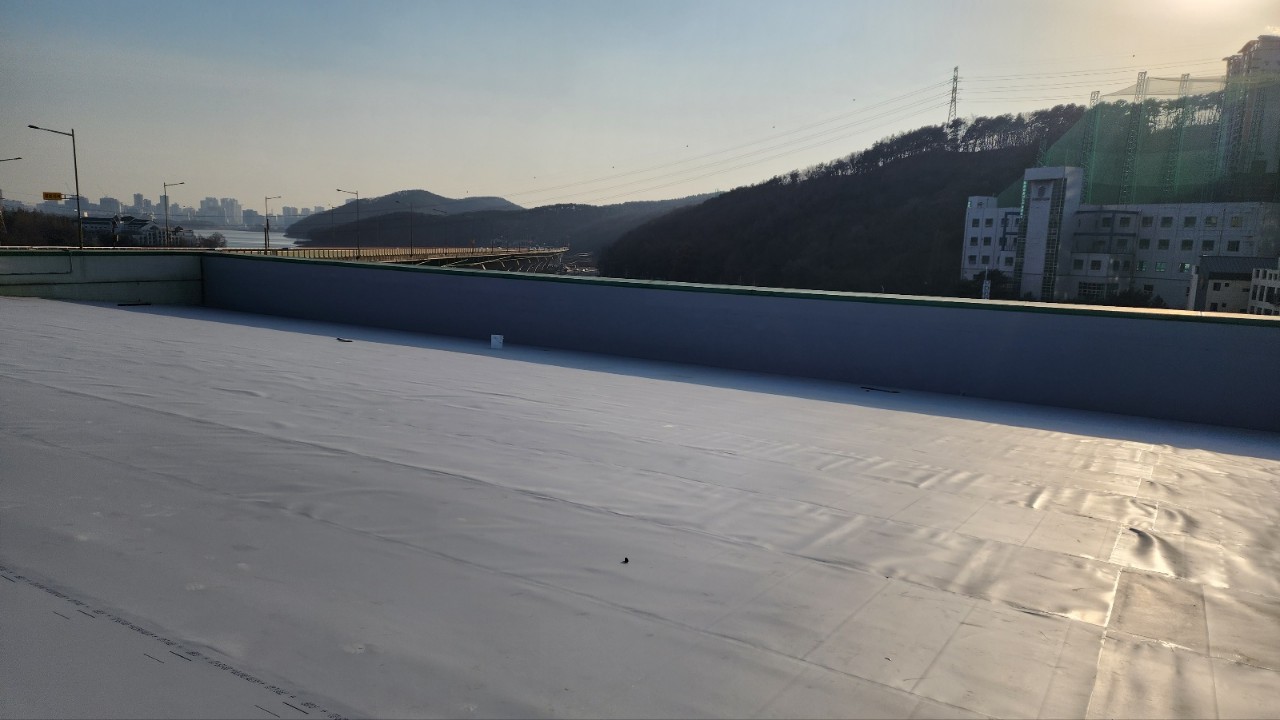 엑소후레쉬물류 용인센터 판넬 지붕 TPO 시트방수 시공 사진 1